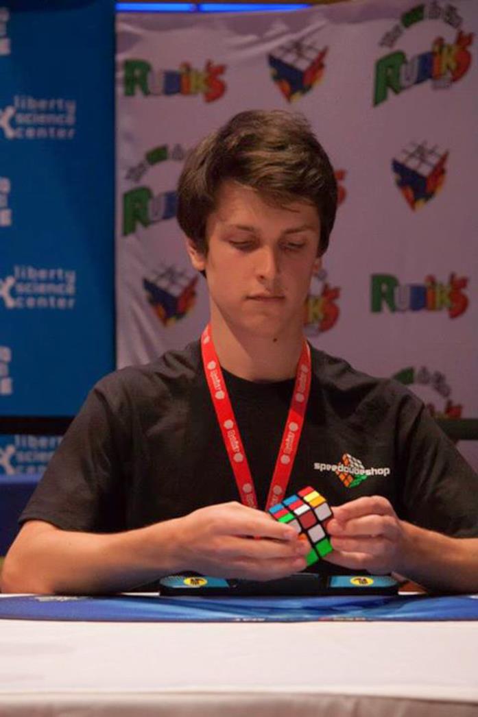 Un cubo di Rubik nelle sapienti mani del campione Feliks Zemdegs