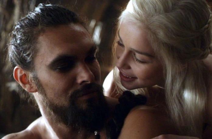 Jason Momoa ed Emilia Clarke nella prima stagione di Game of Thrones