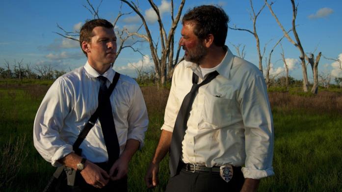 Gli agenti Mike e Brian Mike (Sam Worthington) e Brian (Jeffrey Dean Morgan) nei campi paludosi dove vengono ritrovati i corpi