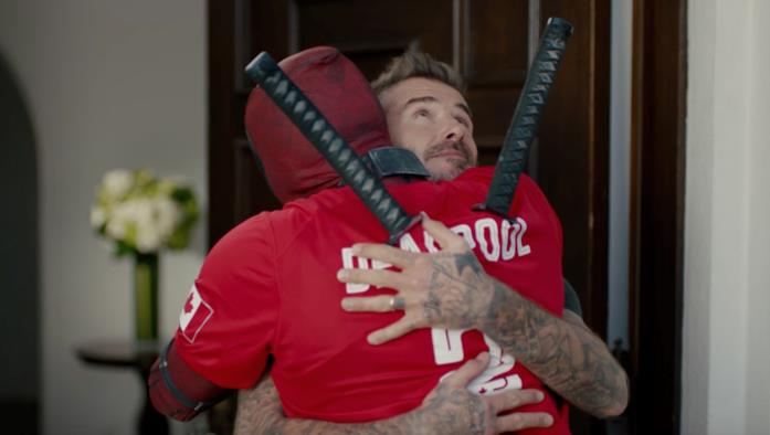 Deadpool incontra Beckham in un video Deadpool abbraccia David Beckham nel video