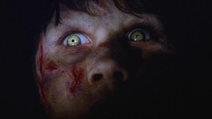 L'esorcista, un articolo del 1974 racconta il panico suscitato in sala dal film Un primissimo piano di Linda Blair nel film L'esorcista