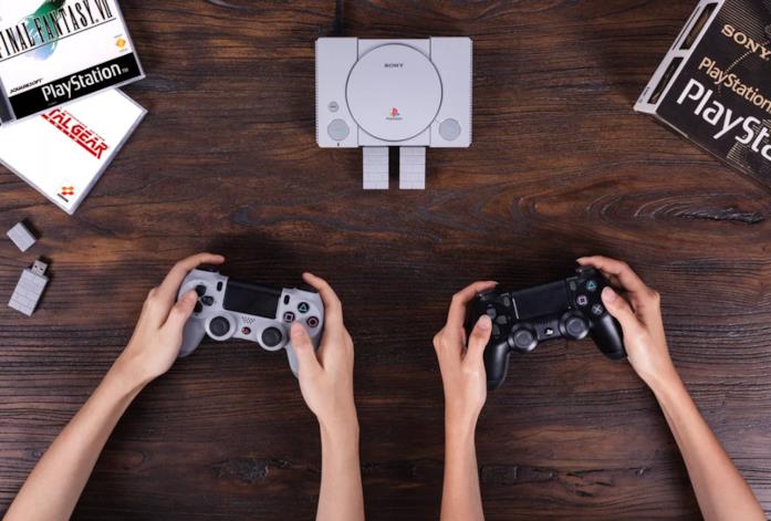 Un adattatore per i pad di PlayStation Classic PlayStation Classic supporta i controller wireless grazie a 8BitDo