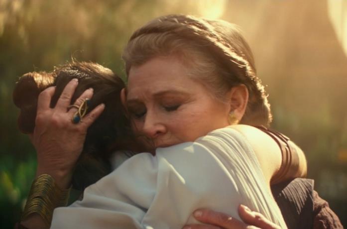 Daisy Ridley e Carrie Fisher in una scena del film Star Wars: L'ascesa di Skywalker
