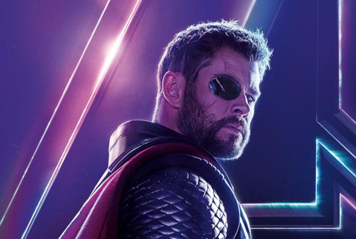 Thor con la benda nera sull'occhio e i capelli corti