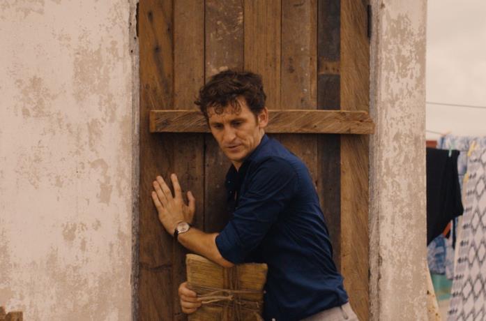 Raúl Arévalo in una scena del film Black Beach