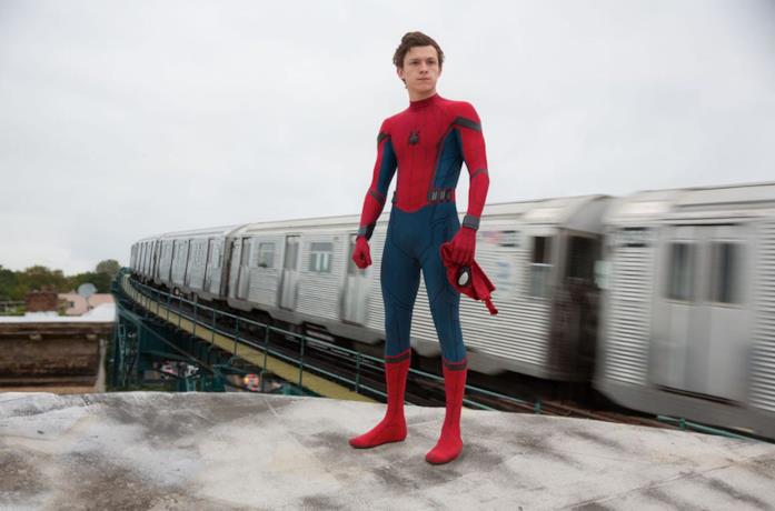 Tom Holland è Spider-Man in una scena di Spider-Man: Homecoming