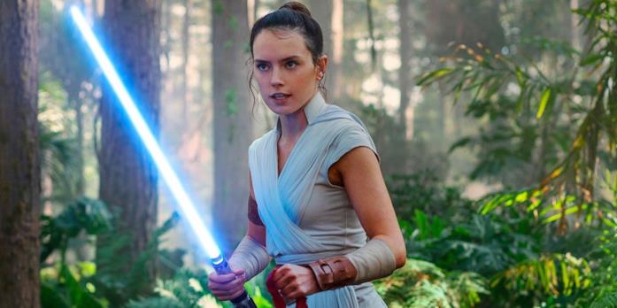 La storia di Rey si conclude in Episodio 9 Rey con la spada laser blu in mano