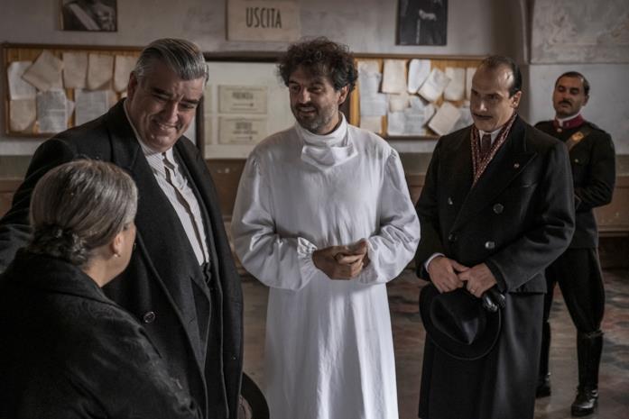 I personaggi de Il Commissario Ricciardi e gli attori che li interpretano Mario Pirrello è Garzo (a destra nella foto)