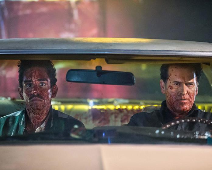 La casa, Sam Raimi sta lavorando ad un nuovo film della saga Ray Santiago e Bruce Campbell in una scena della serie Ash vs Evil Dead