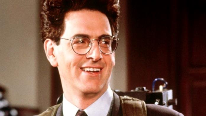 Ghostbusters 2020 onorerà Harold Ramis Harold Ramis in una scena di Ghostbusters II mentre indossa uno zaino protonico