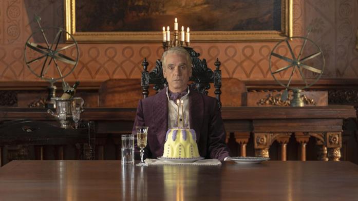 Watchmen: prime risposte alle domande dell'episodio pilota Un'immagine di Jeremy Irons nella serie Watchmen