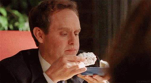 Lo strano rapporto tra Richard e John L'avvocato Richard Fish in una scena di Ally McBeal