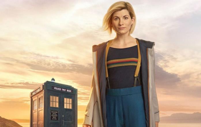 Mezzobusto di Jodie Whittaker nei panni di Doctor Who con il TARDIS alle sue spalle