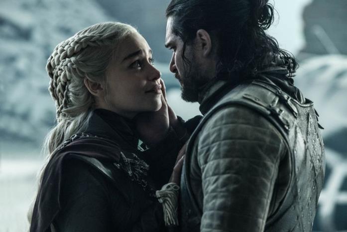 Game of Thrones: Emilia Clarke commenta il finale Emilia Clarke e Kit Harington in Game of Thrones 8x06
