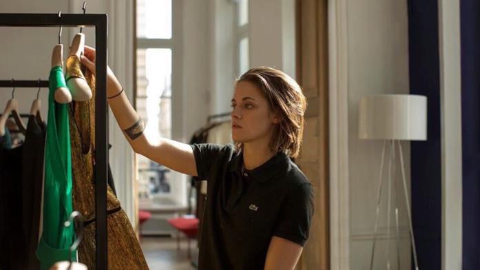 Le rivelazioni di Kristen Stewart su Personal Shopper Kristen Stewart sceglie gli abiti per Kyra in una scena di Personal Shopper