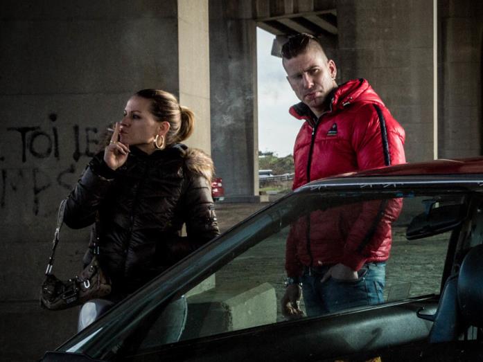 La fidanzata e il suo ex, appena uscito di prigione, fumano nei bassifondi belga ritratti in Le Ardenne La protagonista del film fuma una sigaretta con il suo scomodo ex appena uscito di prigione.