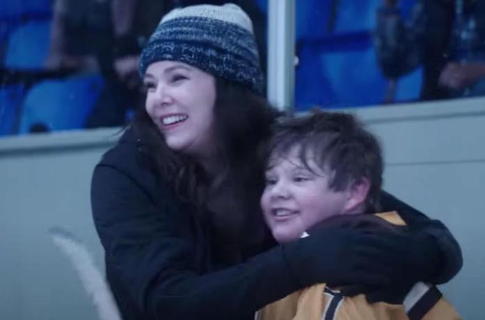 Lauren Graham e Brady Noon in Stoffa da campioni: cambio di gioco Lauren Graham e Brady Noon si abbracciano