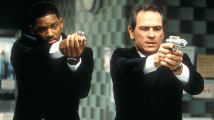 Will Smith e Tommy Lee Jones in una scena del primo Men in Black