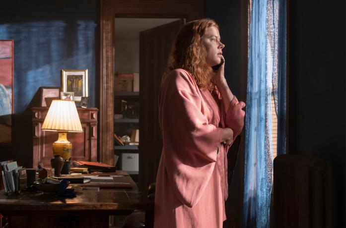 Anna guarda dalla finestra Anna osserva preoccupata fuori dalla finestra