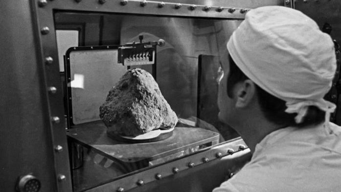 Una foto della roccia lunare con caratteristiche terrestri portata sulla Terra nel 1971
