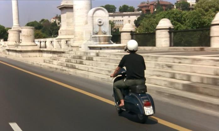 Caro diario, il Ferragosto secondo Nanni Moretti Nanni Moretti a bordo della vespa in una scena del film
