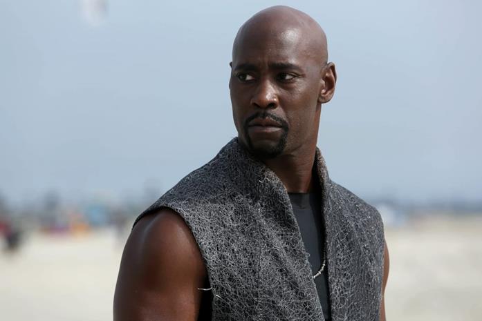 D.B. Woodside in Lucifer Amenadiel in una scena di Lucifer