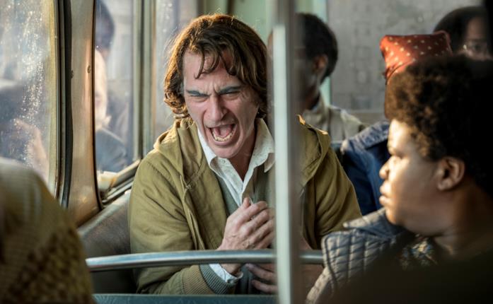 Joker sull'autobus Una scena del film Joker con Arthur in autobus
