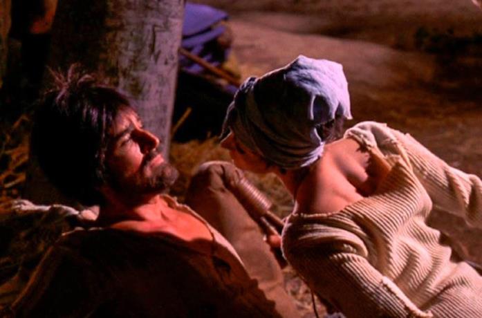 Vittorio Gassman in una scena del film Brancaleone alle Crociate