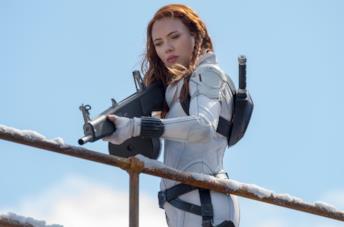 Black Widow con la tuta bianca imbraccia un fucile