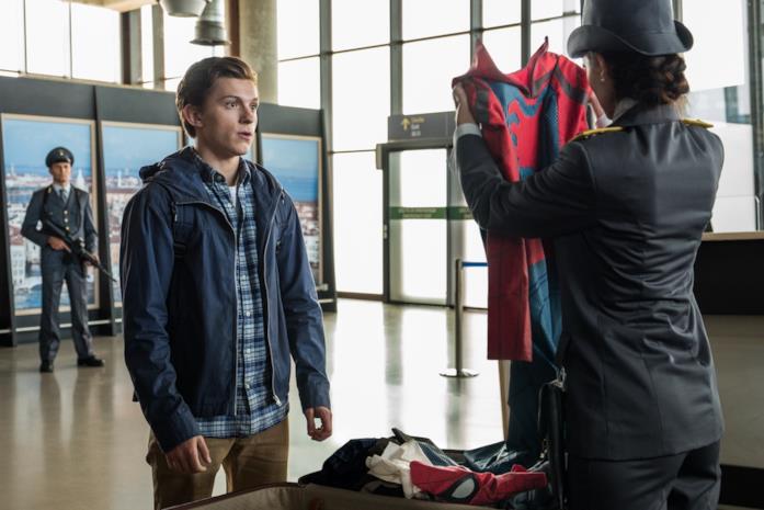 J. Jonah Jameson nel prossimo Spider-Man? Per Tom Holland sarebbe un sogno realizzato Peter Parker (Tom Holland) in una scena di Spider-Man: Far From Home