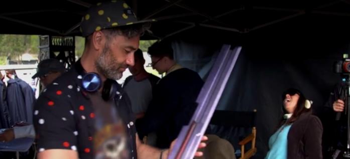 Taika Waititi e il suo Thor, negli extra Marvel di Disney+ Taika Waititi impugna una spada di scena di Thor 3