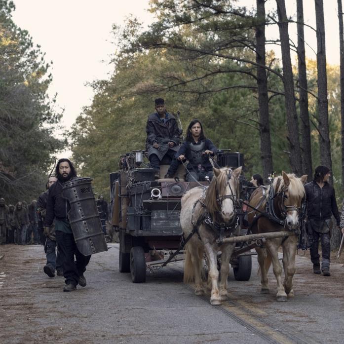 The Walking Dead: un'immagine dall'episodio 10x16 The Walking Dead: Daryl, Jerry e gli altri guidano la mandria di zombi lontano nell'episodio 10x16