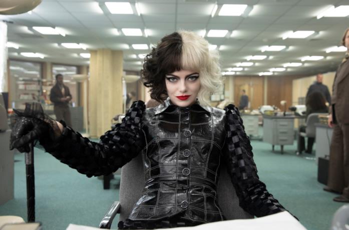 Emma Stone nei panni di Cruella
