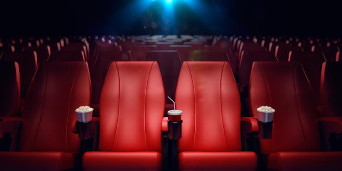 Pop-corn al cinema La sala cinematografica con i pop-corn negli spazi appositi nei sedili