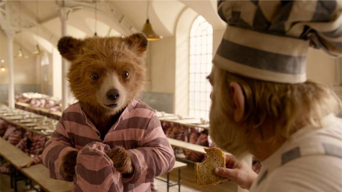 Paddington parla con un compagno di prigione Paddington si confida con il cuoco della prigione