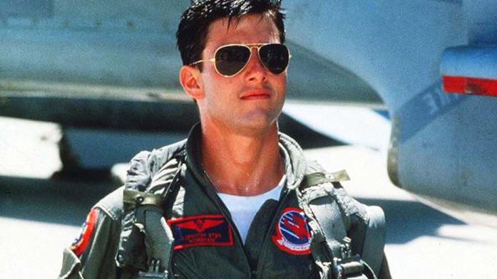 Tom Cruise con gli occhiali da sola e la divisa da aviatore in Top Gun