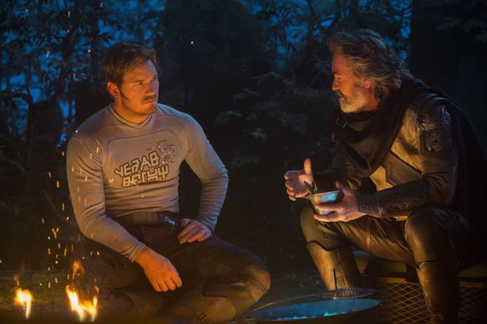 Guardiani della Galassia Vol. 2 Peter Quill (Chris Pratt) ed Ego (Kurt Russell) seduti davanti ad un fuoco acceso in una scena del film