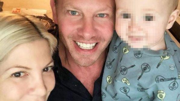 Tori Spelling, Ian Ziering e il figlio dell'attrice in uno scatto pubblicato su Instagram