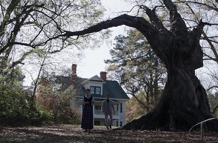 I Warren vicino all'albero di fronte la casa, in una scena di The Conjuring