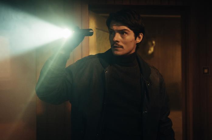 Tomasz Ziętek in una scena del film Operation Hyacinth