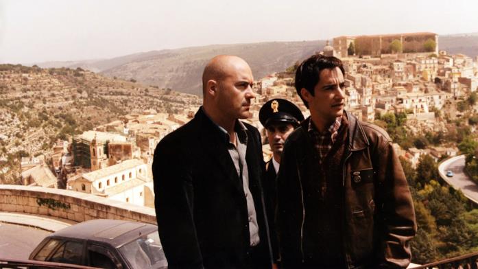 Una scena de Il Commissario Montalbano Luca Zingaretti e altri membri del cast in una scena de Il Commissario Montalbano