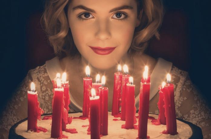 La protagonista della serie TV Le terrificanti avventure di Sabrina Sabrina festeggia il suo compleanno, con alcune candeline rosse