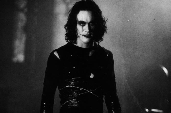 Brandon Lee in una scena del film Il corvo