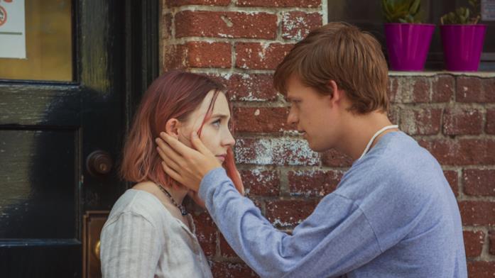 Lady Bird e Danny Danny accarezza il viso di Lady Bird fuori da casa sua