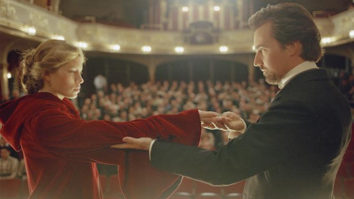 Sophie (Jessica Biel) e Eduard (Edward Norton) Sophie e Eduard si riconoscono durante un trucco di magia sul palco