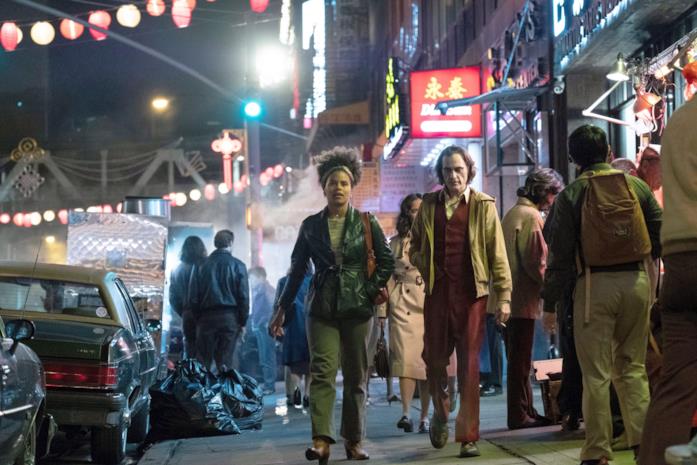Zazie Beetz e Joaquin Phoenix in una scena del film Joker