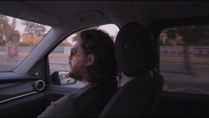 Game of Thrones: gli aneddoti di Kit Harington dal dietro le quinte Kit Harington in auto a Siviglia, prima dell'incontro con i fan al rientro in albergo