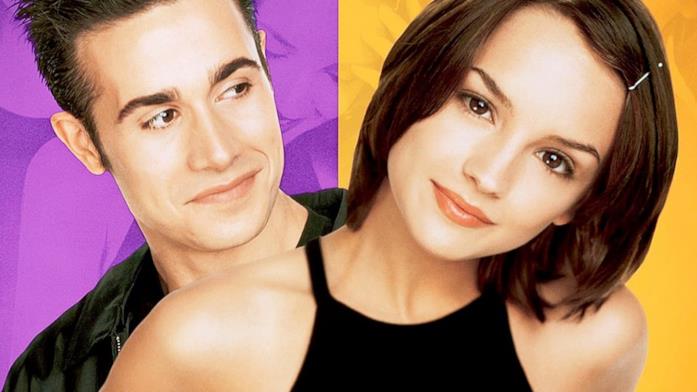Kiss Me, il classico del 1999 Freddie Prinze Jr. e Rachael Leigh Cook nel poster promozionale di Kiss Me