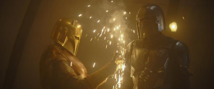 The Mandalorian: perché i Mandaloriani non si tolgono mai l'elmetto? Emily Swallow e Pedro Pascal in una scena della serie The Mandalorian