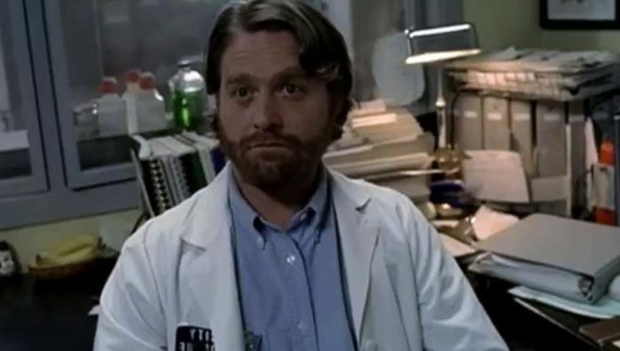 Il coroner capo e amico della protagonista Davis Zach Galifianakis in una scena della serie